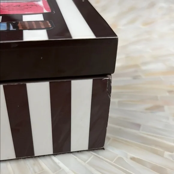 Henri Bendel beauty essentials box - Picture 4 of 9